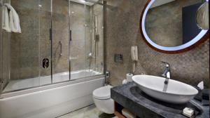 هتل DoubleTree by Hilton Istanbul - Piyalepasa استانبول سرويس بهداشتي و حمام