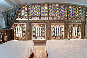 اتاق سه تخته ویژه هتل سنتی ملک التجار یزد 1