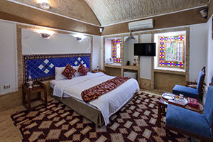 اتاق دبل رو به باغ هتل مشیر الممالک یزد