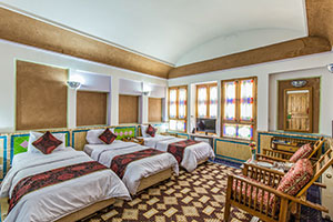 اتاق سه تخته هتل مشیر الممالک یزد