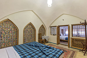 اتاق چهار تخته هتل سنتی مهین سرای راهب کاشان 1