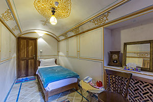 اتاق یک تخته هتل سنتی مهین سرای راهب کاشان