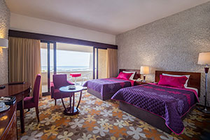 اتاق سه تخته رو به دریا هتل شایان کیش