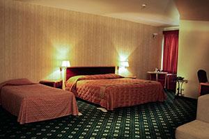 اتاق سه تخته هتل پارسیان آزادی آبادان