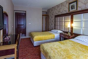 اتاق دو تخت توئین رو به دریاچه هتل اسپیناس آستارا