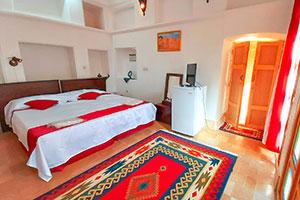 اتاق دو تخت دبل سه دری (بنفشه) سرای سنتی شعرباف یزد