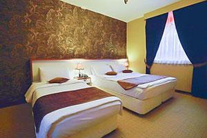 اتاق سه تخت هتل لطفعلی خان شیراز