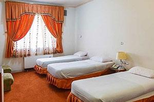 اتاق سه تخت هتل تهرانی یزد