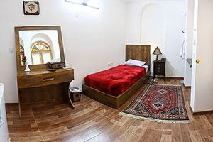 اتاق یک تخت هتل سنتی فاضلی یزد