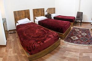اتاق سه تخته هتل سنتی فاضلی یزد