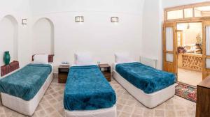 اقامتگاه سنتی آرا یزد اتاق سه تخته سینگل