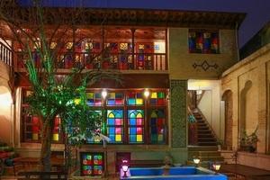 فضای داخلی هتل سنتی نیایش شیراز