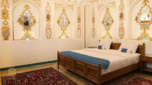 هتل سنتی قصر منشی اصفهان دو تخت قاجار