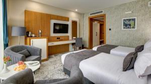 هتل خورشید هشتم کوثر مشهد دو تخت توئین