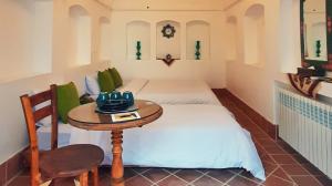 اقامتگاه سنتی سنگ پلوی کاشان سه تخت سایه
