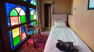 هتل سنتی نیایش شیراز یک تخت