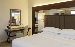 هتل شرایتون مال آو امارات-sheraton mall of the emirates دبی دو تخت دبل
