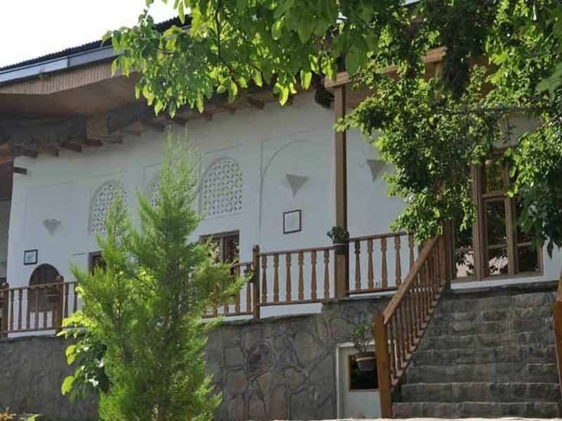 نمای بیرونی هتل سنتی خانه گل سمنان
