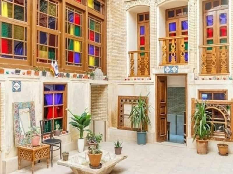 فضای داخلی اقامتگاه سنتی پنج دری شیراز