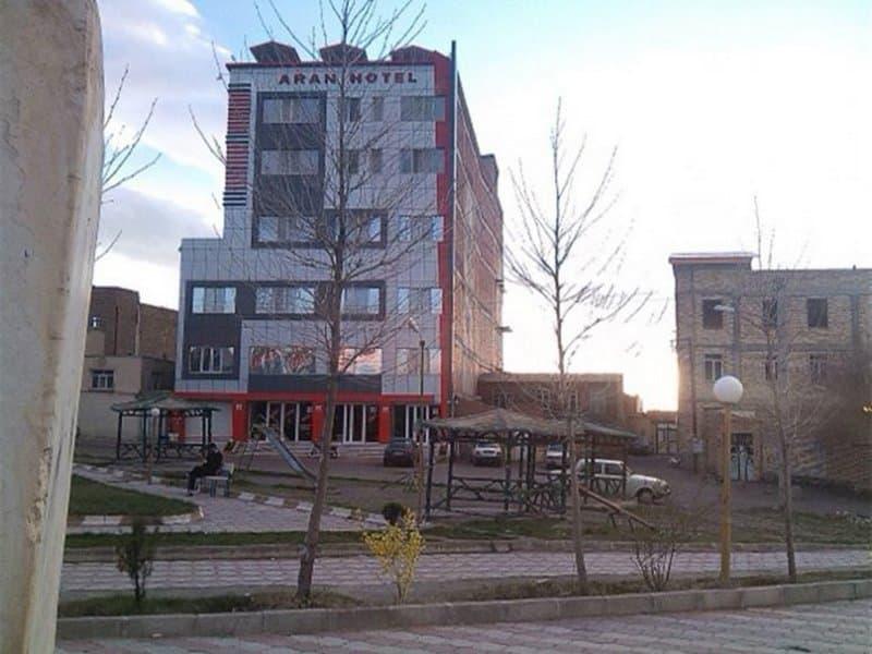 نمای بیرونی هتل آران مشگین شهر
