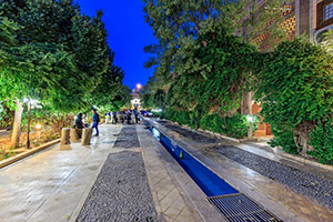 فضای سبز هتل مشیر الممالک یزد