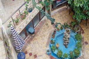 فضای داخلی هتل سنتی راز شیراز