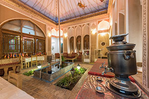 فضاي داخلي هتل سنتی لب خندق یزد