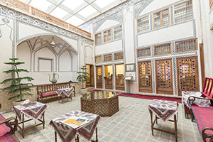 لابي هتل سنتی مهین سرای راهب کاشان
