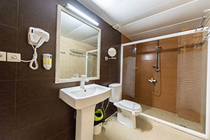سرويس بهداشتي و حمام اتاق 4 تخت هتل هلیا کیش 2