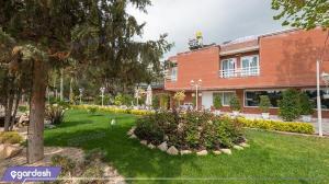 نمای ساختمان هتل بلوط