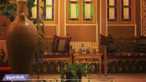 حیاط هتل باغ پهلوان پور