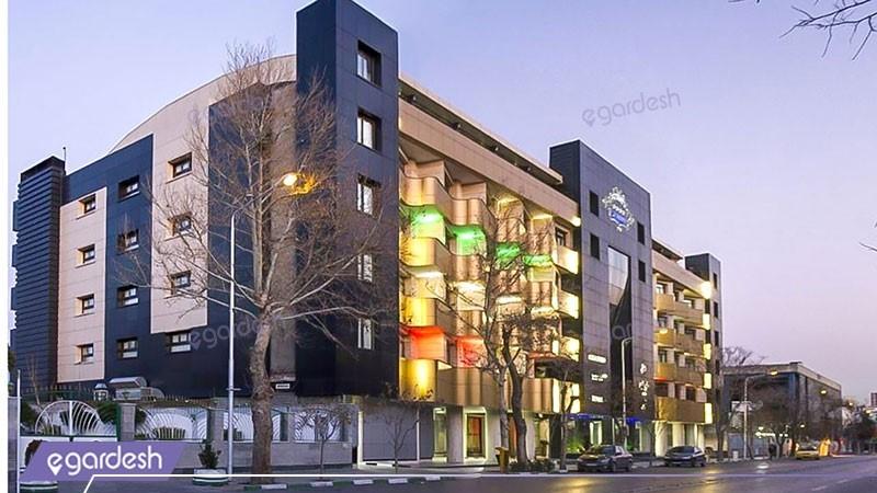 نمای ساختمان هتل خورشید تابان مشهد