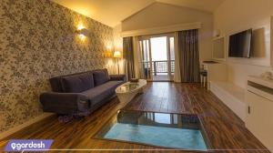 اتاق دو تخته رو به غروب هتل دریایی ترنج