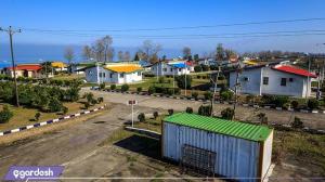 نمای ساختمان هتل سفید کنار