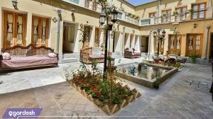 حیاط هتل سنتی طلوع خورشید