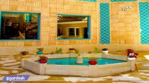 حیاط هتل وکیل