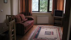 هتل آپارتمان پرشیا نوشهر سوئیت یک خواب سه تخت رو به جنگل .jpg