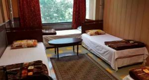 مهمانپذیر کشاورز تهران سه تخت