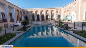 حیاط هتل سنتی لاله