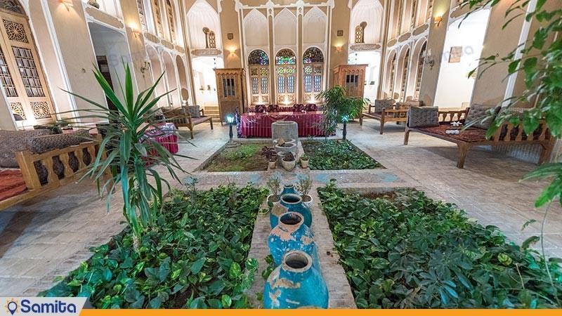 حیاط هتل سنتی فهادان یزد حیاط هتل سنتی فهادان