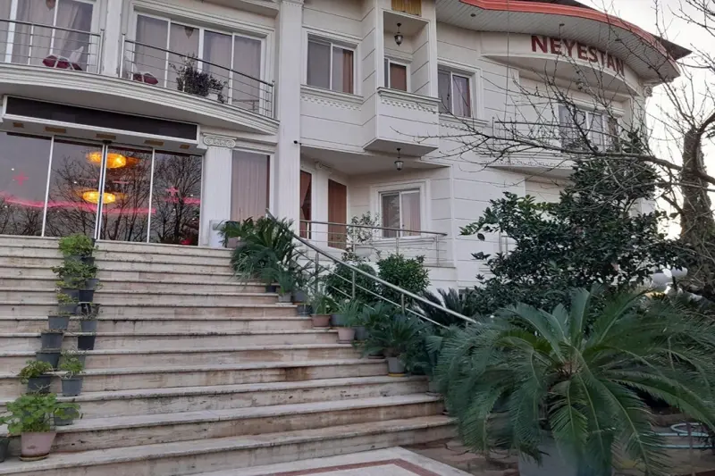 نمای بیرونی هتل آپارتمان نیستان رامسر