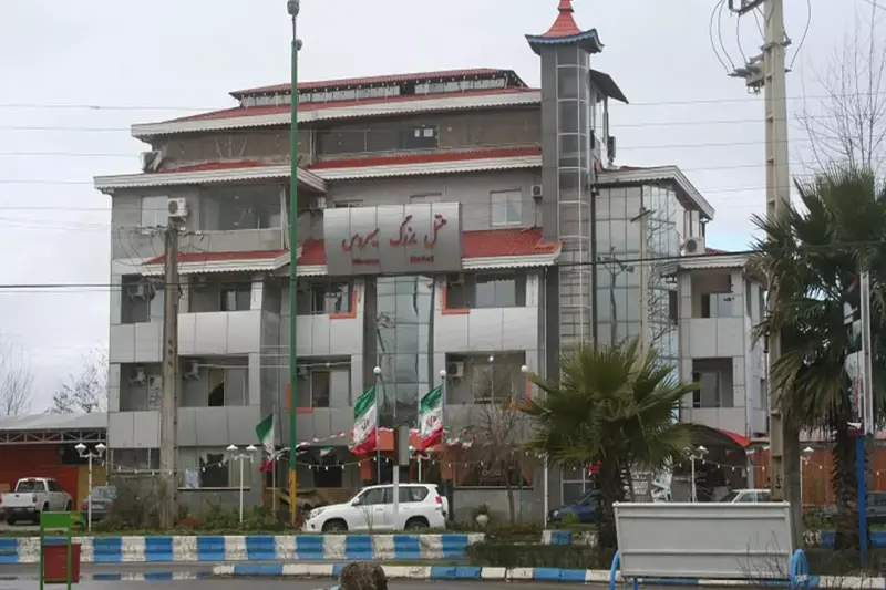 نمای بیرونی هتل سیروس رودسر