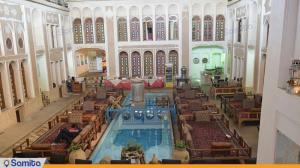 حیاط هتل سنتی والی