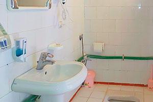 سرویس بهداشتی اتاق دو تخت دبل سرای سنتی شعرباف یزد