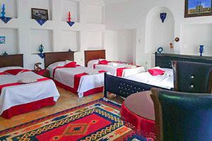 اتاق چهار تخت پنج دری (رز) سرای سنتی شعرباف یزد