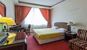 سه تخت رو به محوطه