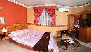 دو تخت روبه خیابان