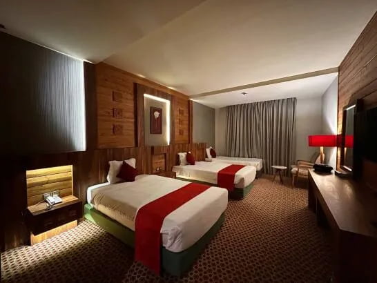 سه تخت.jpg میزبان 4 ستاره