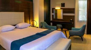 سوئیت یک خواب کینگ گاردن بالکنی هتل آتانا تهران