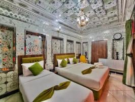 اقامتگاه سنتی پنج دری شیراز سه تخت